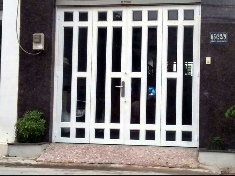 Mẫu cửa kính khung sắt màu trắng kem