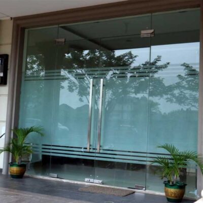 Kính cường lực có cắt được không? 4 Giải pháp thay thế hoàn hảo cho người dùng