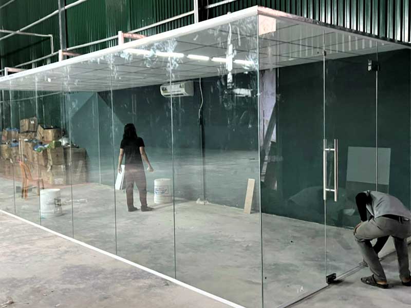 Vách kính cường lực được lắp đặt từ kính cường lực
