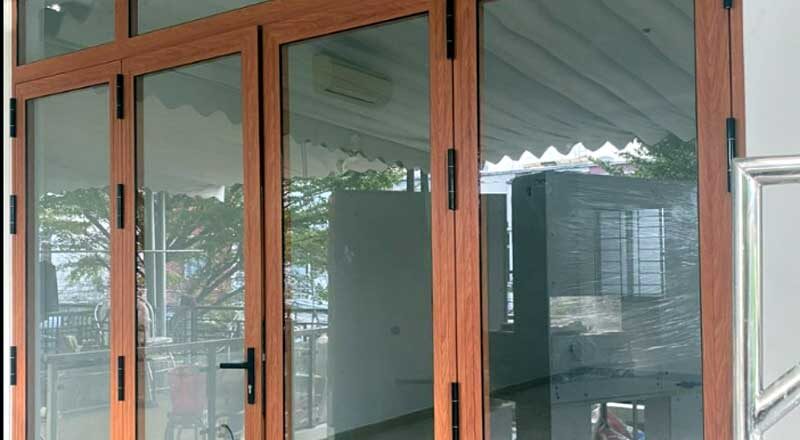 Top 10 giả gỗ mẫu cửa nhôm 2 cánh đẹp nhất dẫn đầu xu hướng kiến trúc 2026