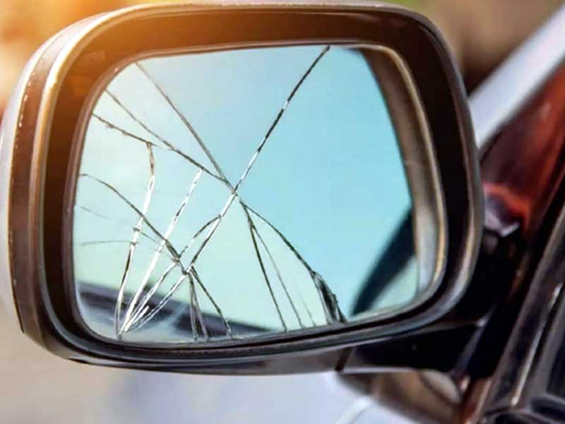 Gương soi xe ô tô bị vỡ