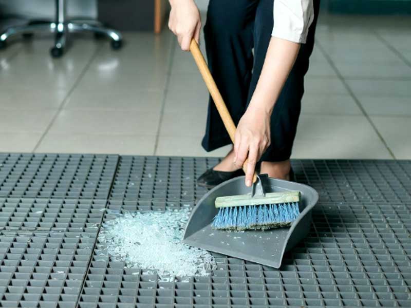 Những mảnh kính vỡ cần được dọn dẹp và xử lý một cách an toàn và cẩn trọng
