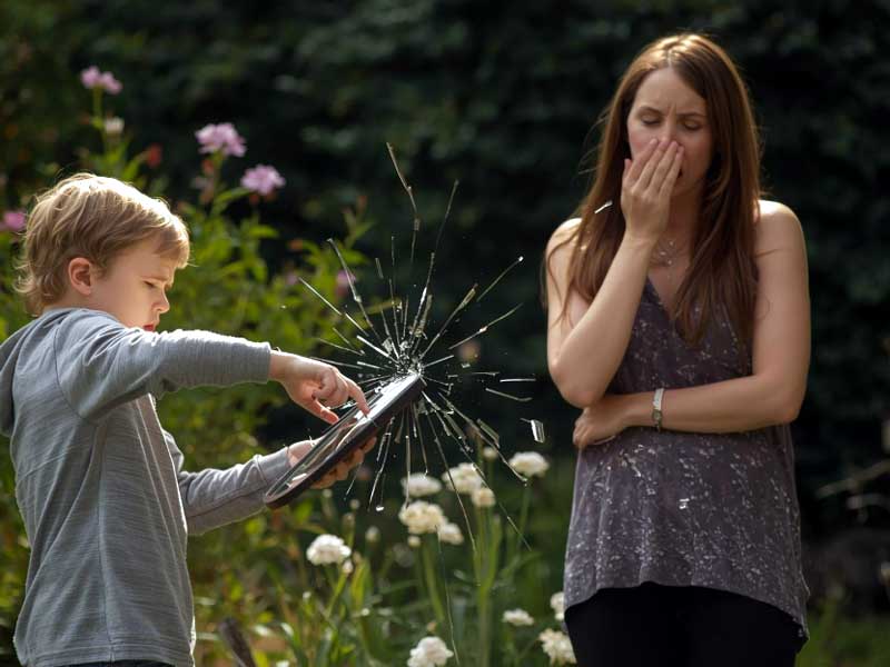 Trẻ con làm vỡ gương soi cần chú ý thu gom mãnh vụn cẩn thận