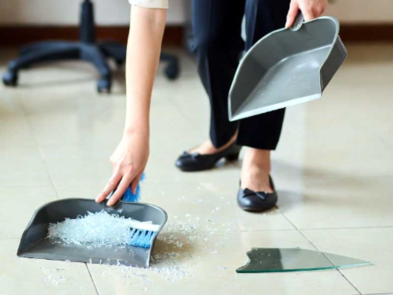 Cửa kính vỡ là điềm gì? 3 việc cần làm ngay để hóa giải vận hạn và an tâm tuyệt đối 2 Dọn dẹp kính vỡ một cách cẩn thận và an toàn cho bản thân và người xung quanh