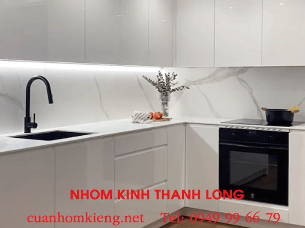 kinh-op-bep-mau-trang-sua