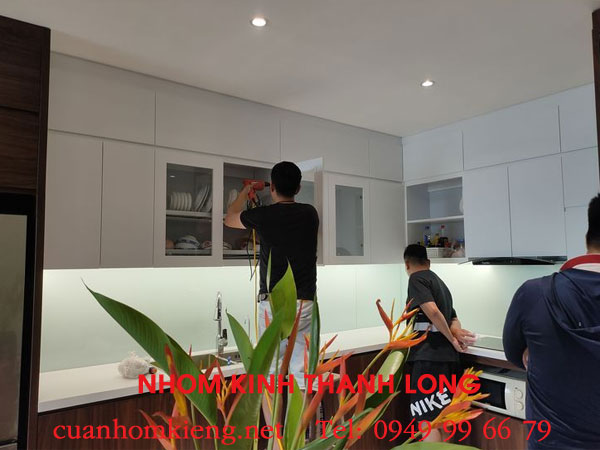 kinh-op-bep-mau-trang-sua