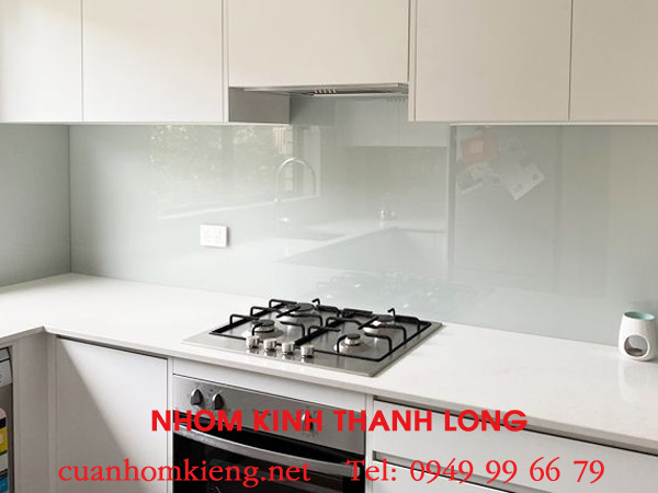 kinh-op-bep-mau-trang-sua