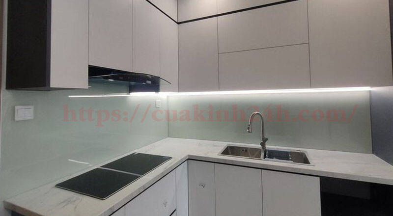 kinh op bep mau trang suaf