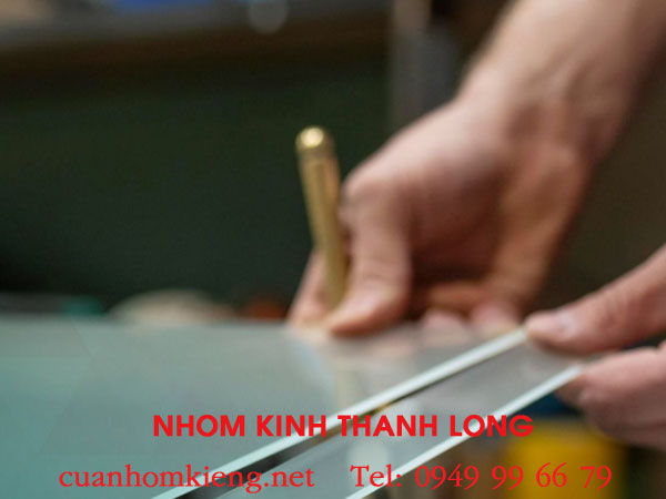 100% Tốt Nhất: Cắt kính cường lực Quận 12 theo yêu cầu giá rẻ, lấy ngay trong ngày 3 cat-kinh-cuong-luc-quan-12